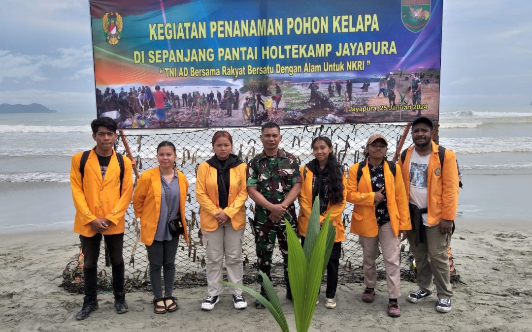 UKM MAPALA-USTJ berpartisipasi dalam Kegiatan “Karya Bhakti Pembersihan dan Penanaman Pohon Kelapa Sepanjang Pantai Holtekamp” yang di gagas KODIM 1701/Jayapura